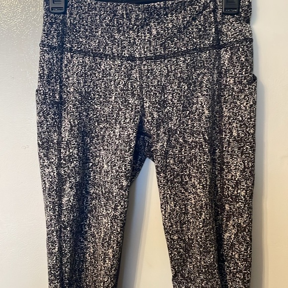 Lululemon Size 4 Black White Crop Leggings Like New - Picture 2 of 6